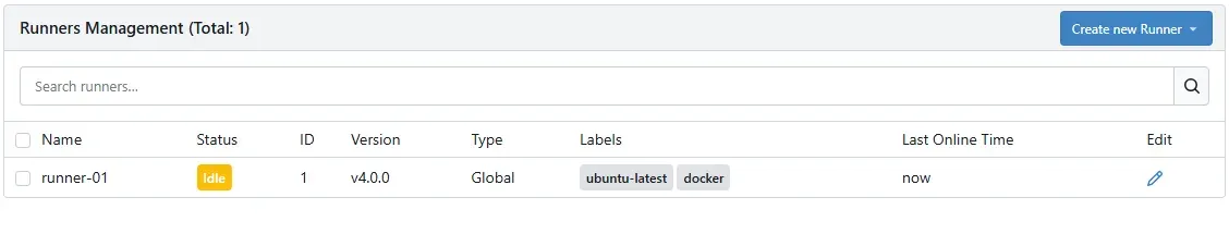 قائمة الـ runners في Gitea وفيها runner-01 بحالة Idle والإصدار v4.0.0 والوسوم ubuntu-latest وdocker