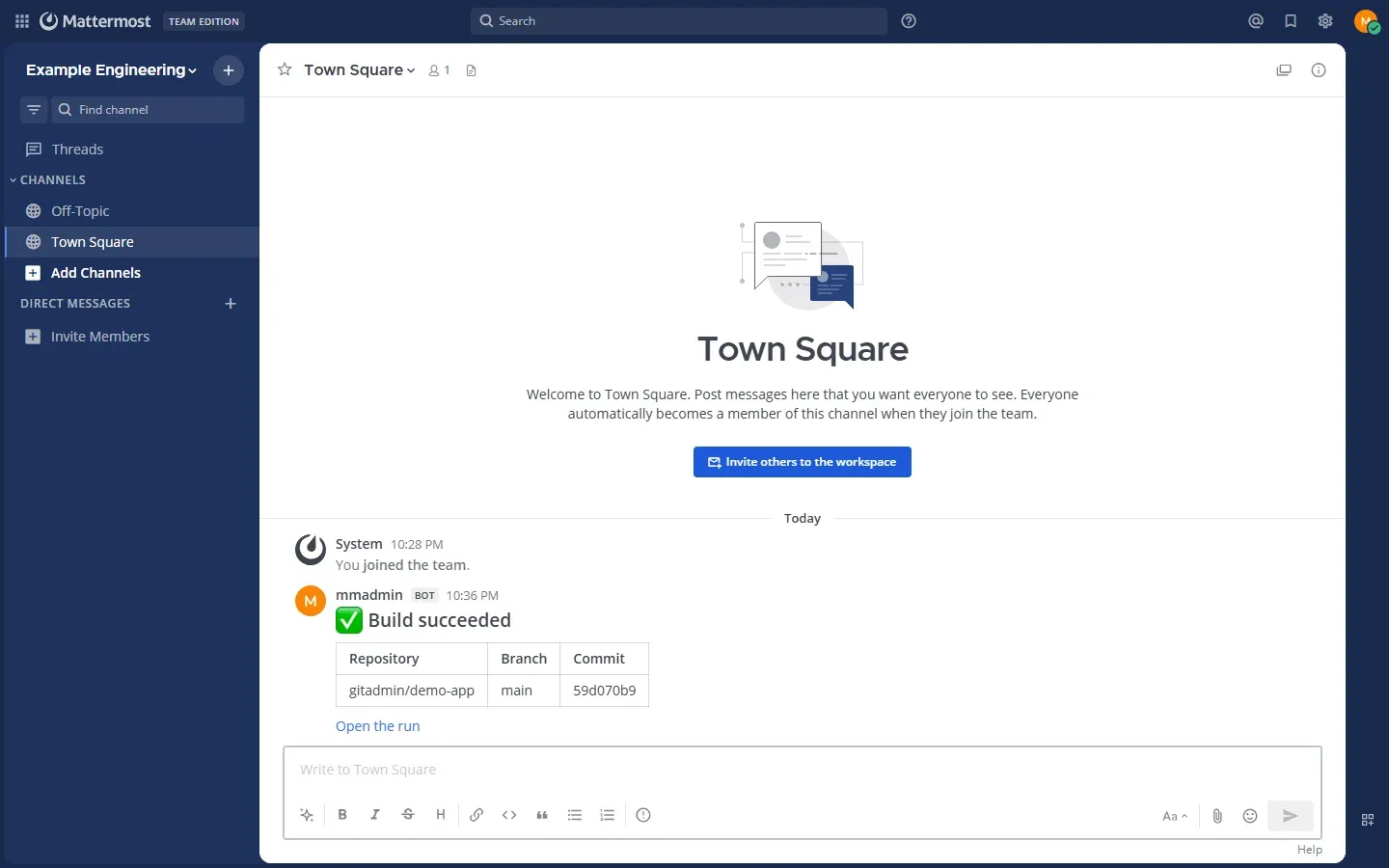 رسالة Build succeeded مع جدول المستودع والفرع والـ commit في قناة Town Square