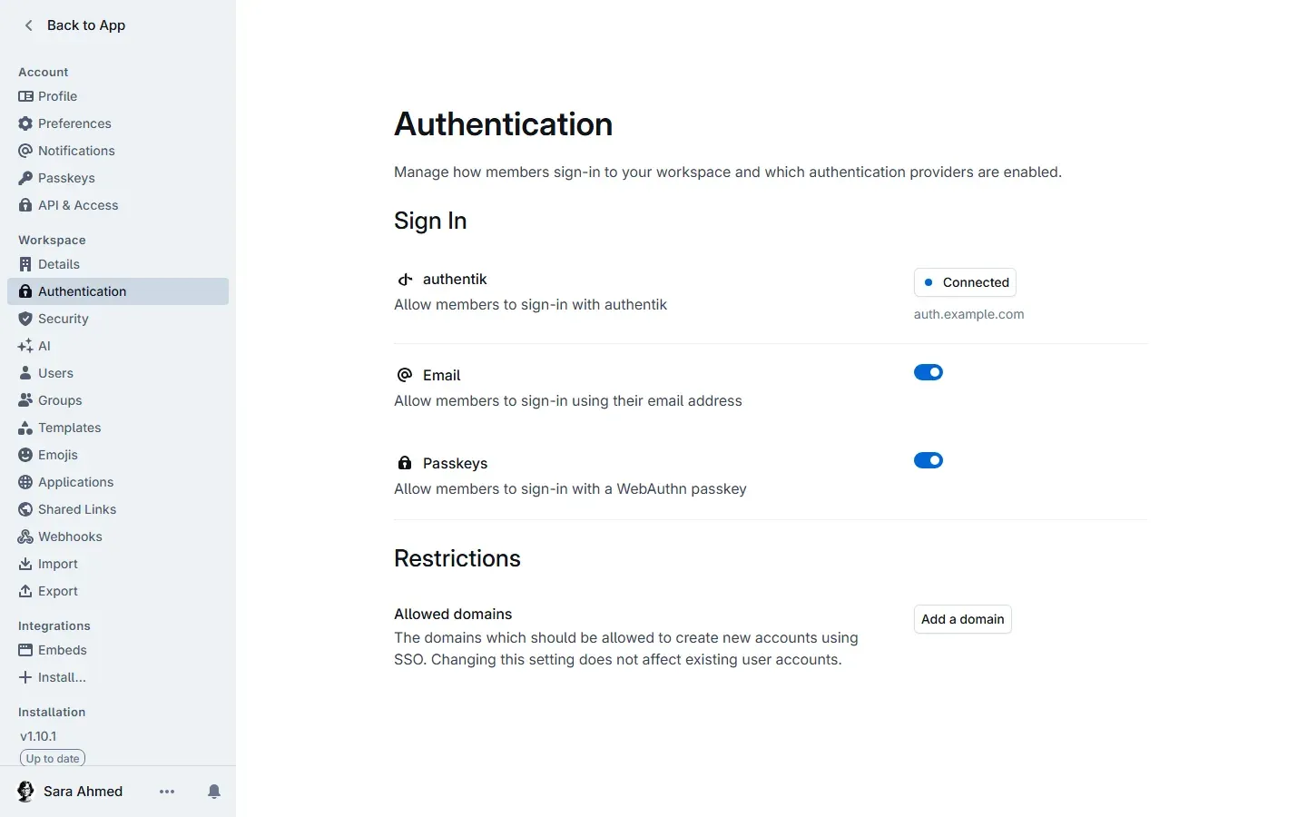 صفحة Authentication في إعدادات Outline مع authentik متصل وخياري Email وPasskeys والنطاقات المسموحة والإصدار v1.10.1