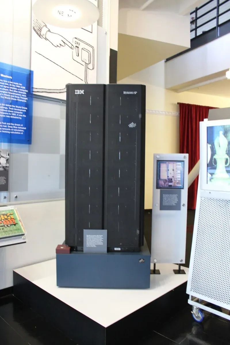 خزانتا حاسب سوداوان طويلتان عليهما شعار IBM معروضتان في متحف