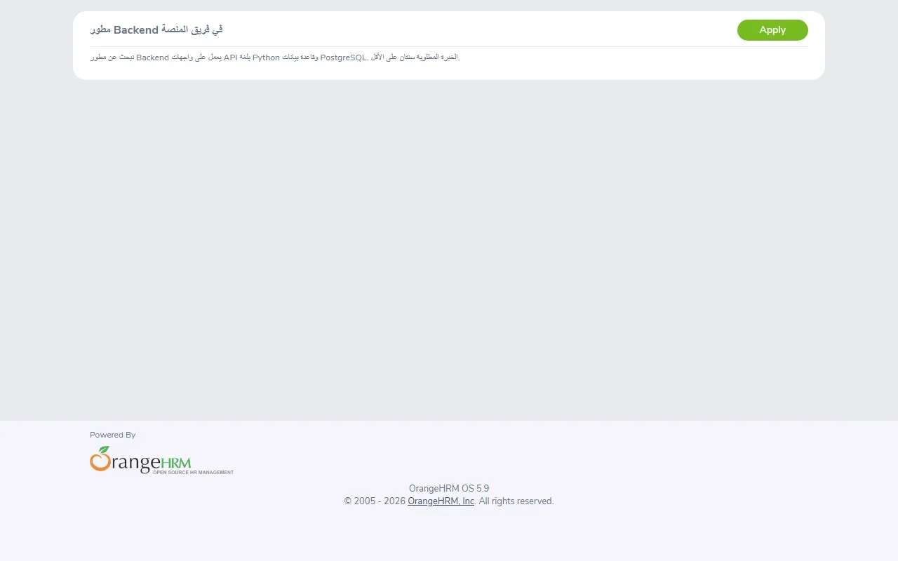 صفحة الوظائف العامة في OrangeHRM OS 5.9 فيها بطاقة مطور Backend في فريق المنصة وزر Apply أخضر، والوصف العربي محاذى إلى اليسار ونقطة نهاية الجملة بعد PostgreSQL في الطرف الأيسر