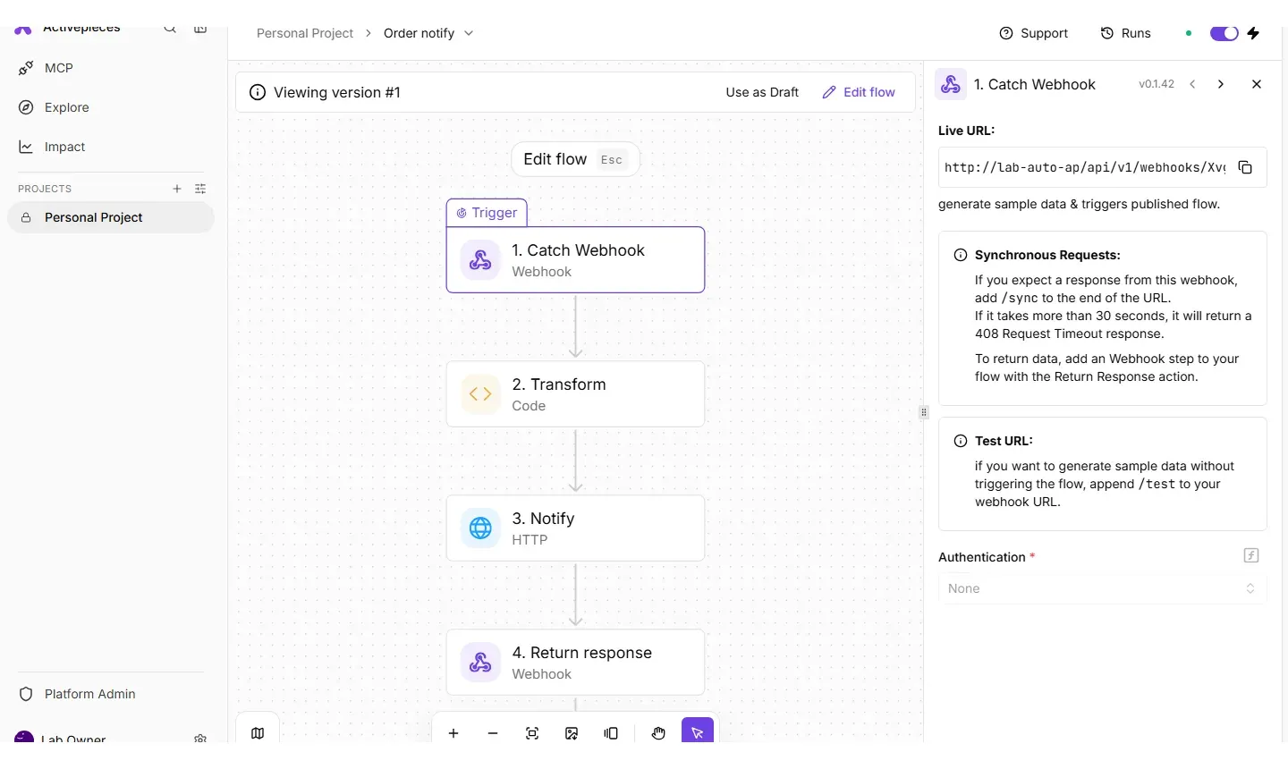 محرر Activepieces وفيه أربع خطوات من الأعلى إلى الأسفل: Catch Webhook ثم Transform من نوع Code ثم Notify من نوع HTTP ثم Return response، وعلى اليمين إعدادات ال Webhook ورابطه وملاحظة أن الطلب المتزامن يعيد 408 بعد ثلاثين ثانية
