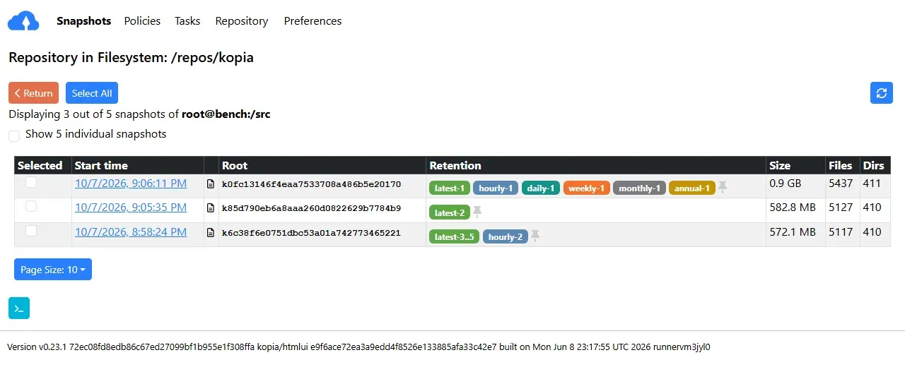 واجهة ويب Kopia تعرض نسخ المسار root@bench:/src في المستودع /repos/kopia، ثلاث نسخ بأحجام 0.9 GB و582.8 MB و572.1 MB وعدد الملفات 5437 و5127 و5117، وبجانب كل نسخة وسوم الاحتفاظ مثل latest-1 وhourly-1 وdaily-1 وweekly-1 وmonthly-1 وannual-1