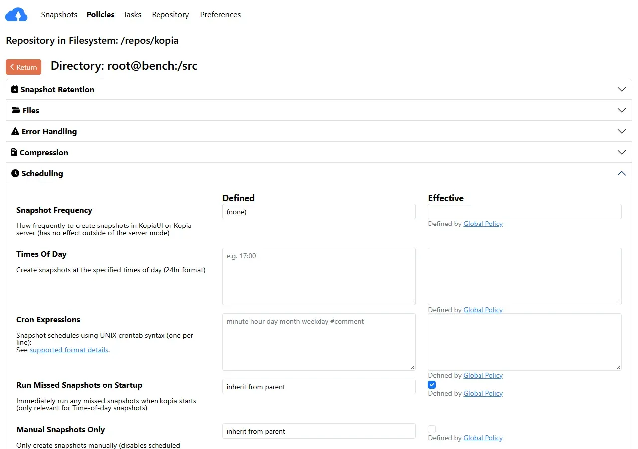 صفحة سياسة المسار root@bench:/src في Kopia فيها أقسام Snapshot Retention وFiles وError Handling وCompression وScheduling، والقسم الأخير مفتوح ويعرض تكرار النسخ وأوقات اليوم وتعبيرات Cron، وكل قيمة موروثة من السياسة العامة Global Policy