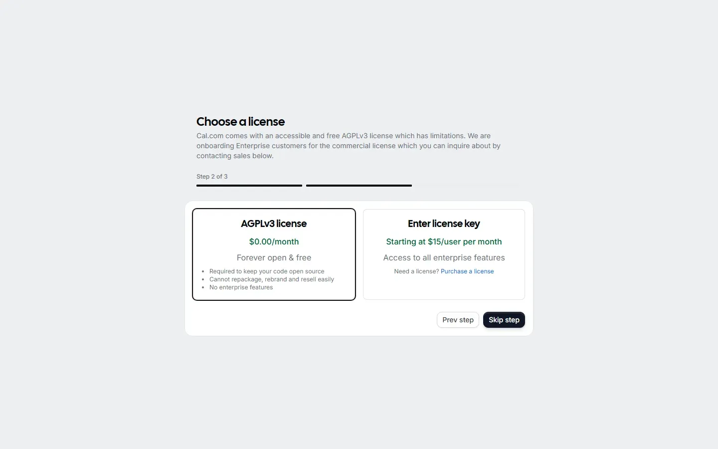 خطوة اختيار الترخيص في معالج إعداد Cal.com: بطاقة AGPLv3 مجانية دون ميزات المؤسسات، وبطاقة إدخال مفتاح ترخيص يبدأ من 15 دولاراً للمستخدم شهرياً