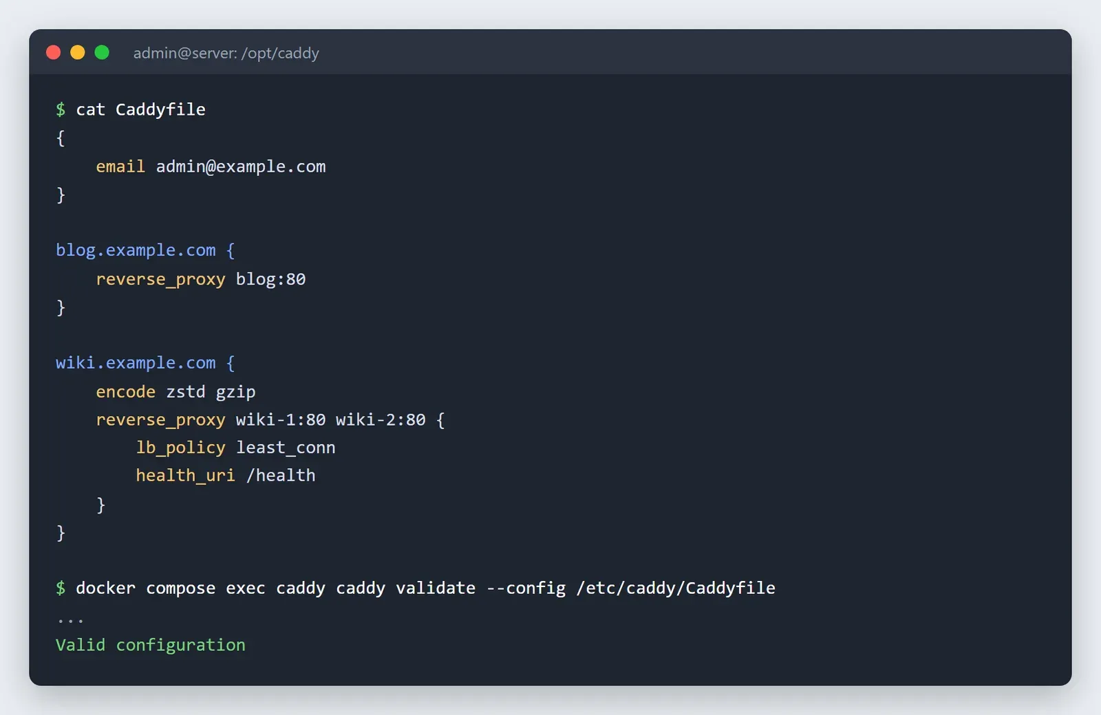 طرفية تعرض Caddyfile فيه الموقعان blog.example.com وwiki.example.com ثم نتيجة الأمر caddy validate وهي Valid configuration