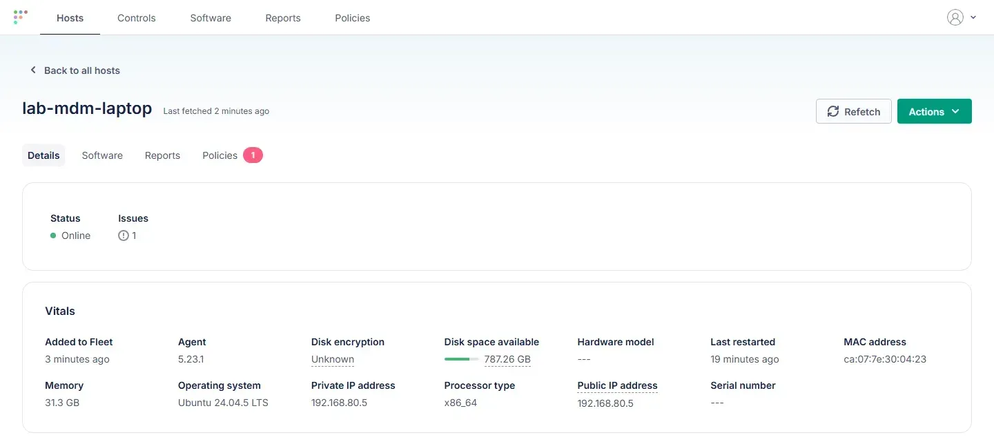 صفحة تفاصيل الجهاز lab-mdm-laptop في Fleet وفيها الحالة Online ومشكلة واحدة، ونسخة Agent ونظام التشغيل وحالة تشفير القرص Unknown والذاكرة والعنوان الداخلي ونوع المعالج