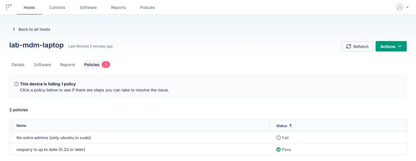 تبويب Policies للجهاز lab-mdm-laptop في Fleet يقول إن الجهاز يفشل في سياسة واحدة، والسياسة No extra admins حالتها Fail، والسياسة osquery is up to date حالتها Pass