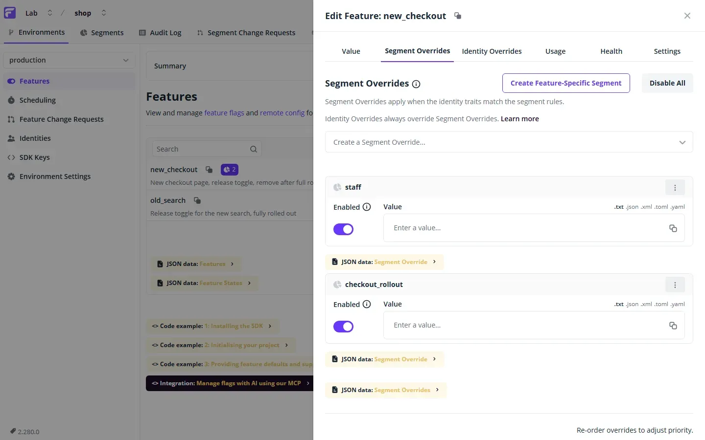 نافذة Edit Feature new_checkout في Flagsmith على تبويب Segment Overrides، وفيها تجاوزان مفعلان: staff وcheckout_rollout، وخلفها قائمة ال Flags في بيئة production فيها new_checkout مطفأ وعليه علامة مجموعتين، وold_search مفعل