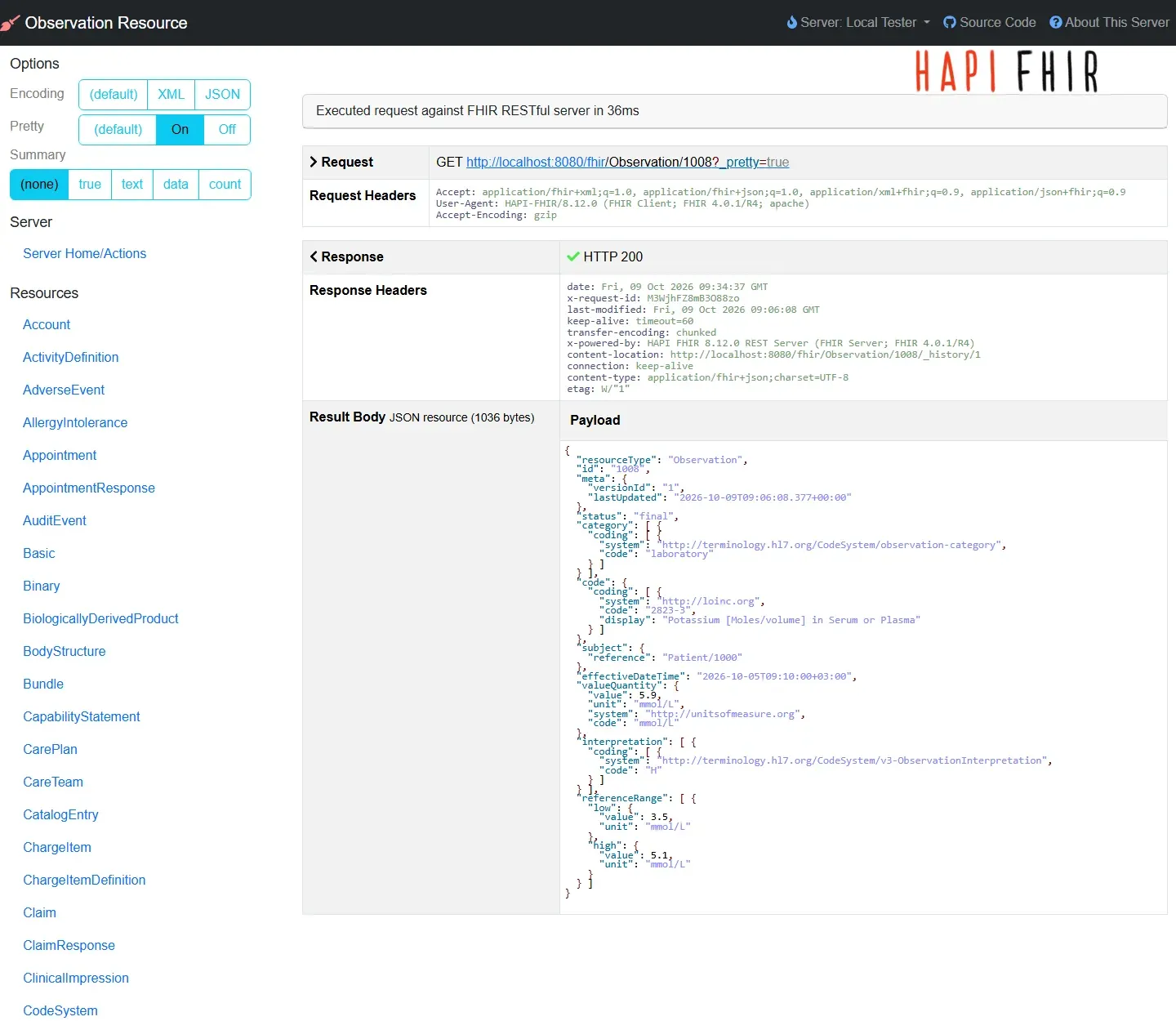 واجهة الاختبار في HAPI FHIR: طلب GET إلى Observation/1008 ورد HTTP 200 مع الرؤوس ومنها ETag ونسخة FHIR 4.0.1، وفي الأسفل جسم المورد بصيغة JSON فيه الرمز 2823-3 من LOINC والقيمة 5.9 mmol/L والمرجع Patient/1000 والعلامة H والمدى المرجعي من 3.5 إلى 5.1، وعلى اليسار قائمة أنواع الموارد