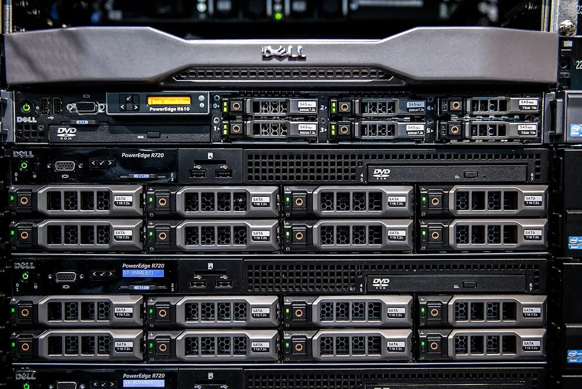 ثلاثة سيرفرات Dell PowerEdge في خزانة Rack فوق بعضها، الأعلى PowerEdge R610 بستة أقراص صغيرة، وتحته سيرفران PowerEdge R720 في كل منهما ثمانية أقراص SATA بحجم 3.5 إنش، مع مؤشرات خضراء