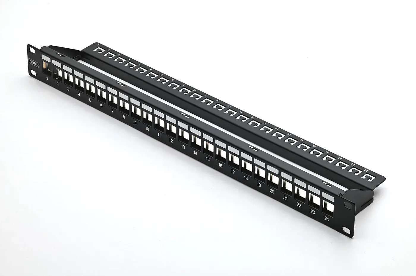 Patch panel أسود بمقاس 19 إنش فيه 24 فتحة مرقمة من 1 إلى 24 لوحدات Keystone، وفوق كل فتحة مكان أبيض للتسمية، وخلفه قضيب معدني لتثبيت الكابلات، وفي الفتحة الأولى وحدة Keystone مركبة