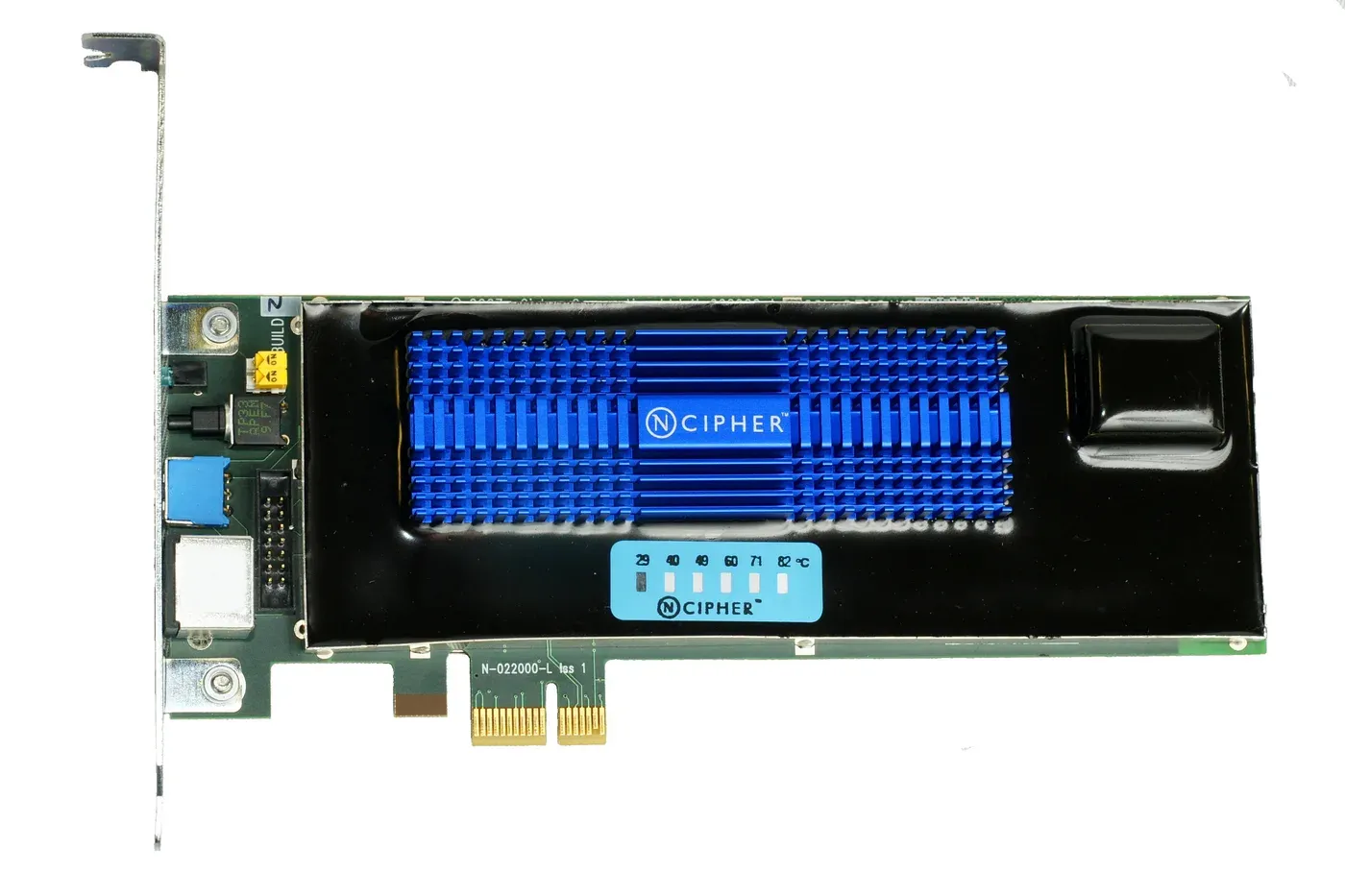بطاقة توسعة خضراء تركب داخل سيرفر عبر منفذ PCI Express، يغطي معظمها غلاف أسود مصبوب عليه مشتت حرارة أزرق وملصق لمؤشر الحرارة، وفي أسفلها نقاط التوصيل الذهبية