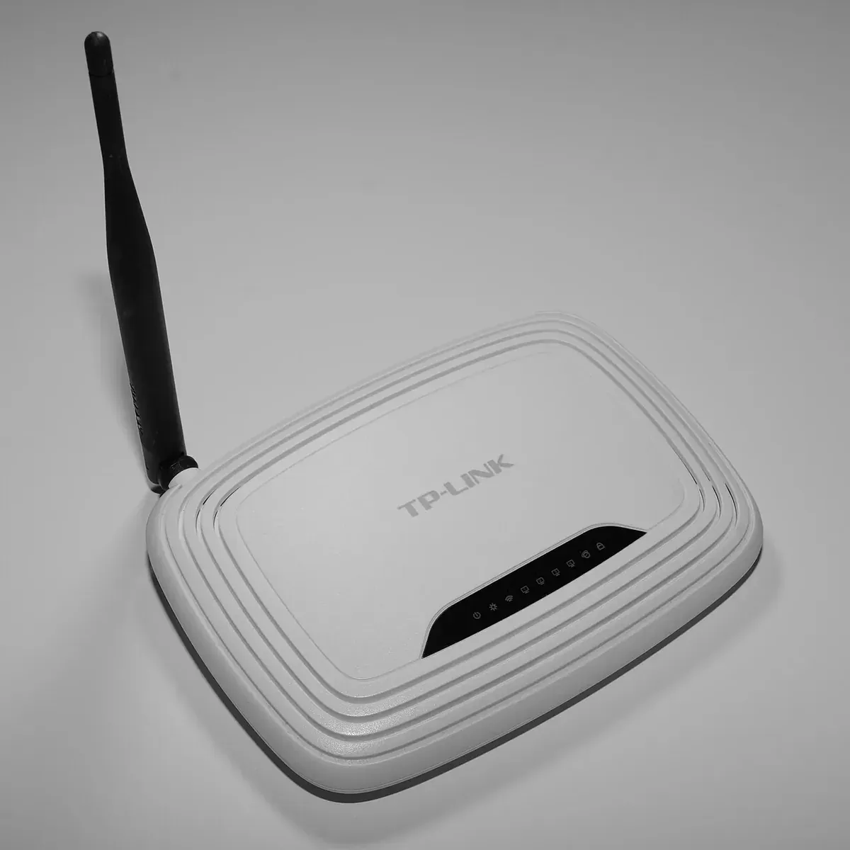 جهاز Router منزلي أبيض من TP-Link بهوائي واحد وأضواء حالة في الأمام