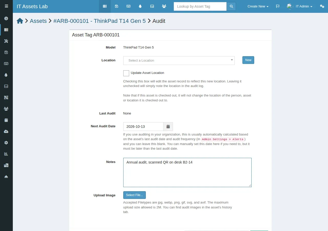 صفحة Audit للأصل ARB-000101 في Snipe-IT فيها الموديل ThinkPad T14 Gen 5، وحقل الموقع فارغ مع خيار Update Asset Location، وLast Audit بقيمة None، وNext Audit Date بقيمة 2026-10-13 مع شرح أنه يحسب من تكرار الجرد في Admin Settings > Alerts، وفي الملاحظات Annual audit, scanned QR on desk B2-14