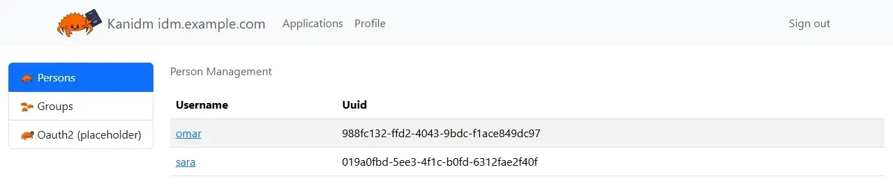 شاشة Person Management في واجهة Kanidm للنطاق idm.example.com وفيها المستخدمان omar وsara مع معرف Uuid لكل منهما، وفي القائمة الجانبية Persons وGroups وOauth2