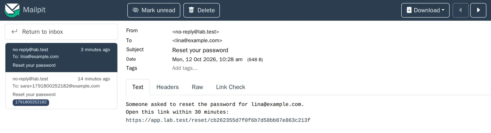 واجهة Mailpit وفيها على اليسار رسالتان بعنوان Reset your password من no-reply@lab.test، إحداهما إلى lina@example.com والأخرى إلى عنوان sara مع رقم يظهر كوسم، وعلى اليمين الرسالة المفتوحة بالمرسل والمستلم والعنوان والتاريخ والحجم 648 بايت، وتحتها تبويبات Text وHeaders وRaw وLink Check، ونص الرسالة مع رابط الاستعادة على app.lab.test