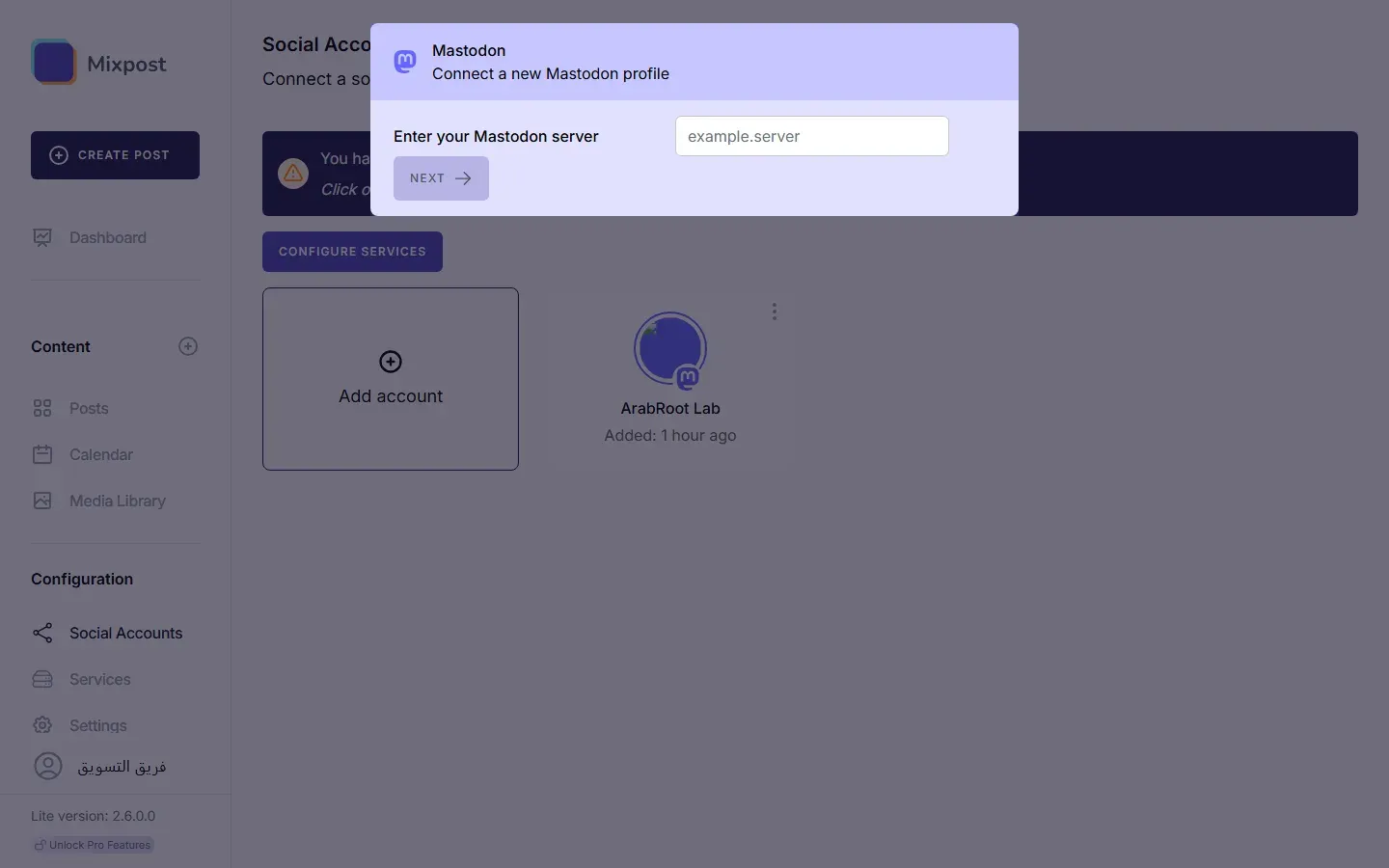 نافذة Connect a new Mastodon profile في Mixpost تطلب اسم خادم Mastodon مع زر NEXT، وخلفها رسالة بأن خدمة Twitter غير معدة، وبطاقة حساب ArabRoot Lab