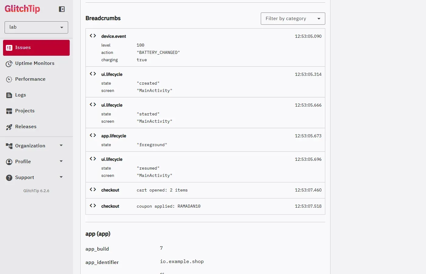 قائمة ال Breadcrumbs في GlitchTip: device.event بمستوى البطارية 100 وBATTERY_CHANGED، ثم ui.lifecycle بالحالات created وstarted وresumed للشاشة MainActivity، ثم app.lifecycle foreground، ثم checkout cart opened 2 items، ثم checkout coupon applied RAMADAN10