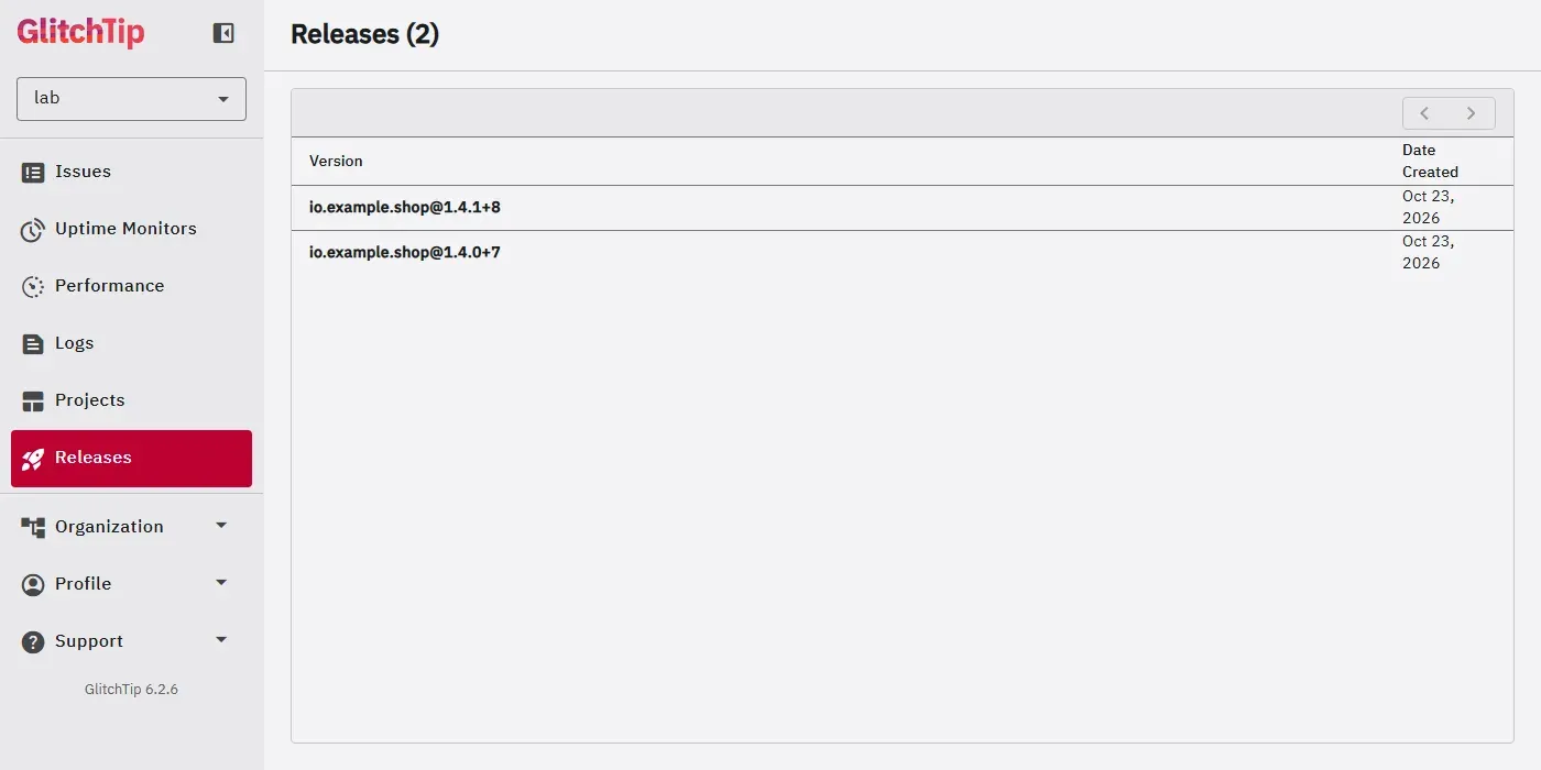 صفحة Releases في GlitchTip فيها إصداران: io.example.shop@1.4.1+8 وio.example.shop@1.4.0+7 مع تاريخ الإنشاء فقط