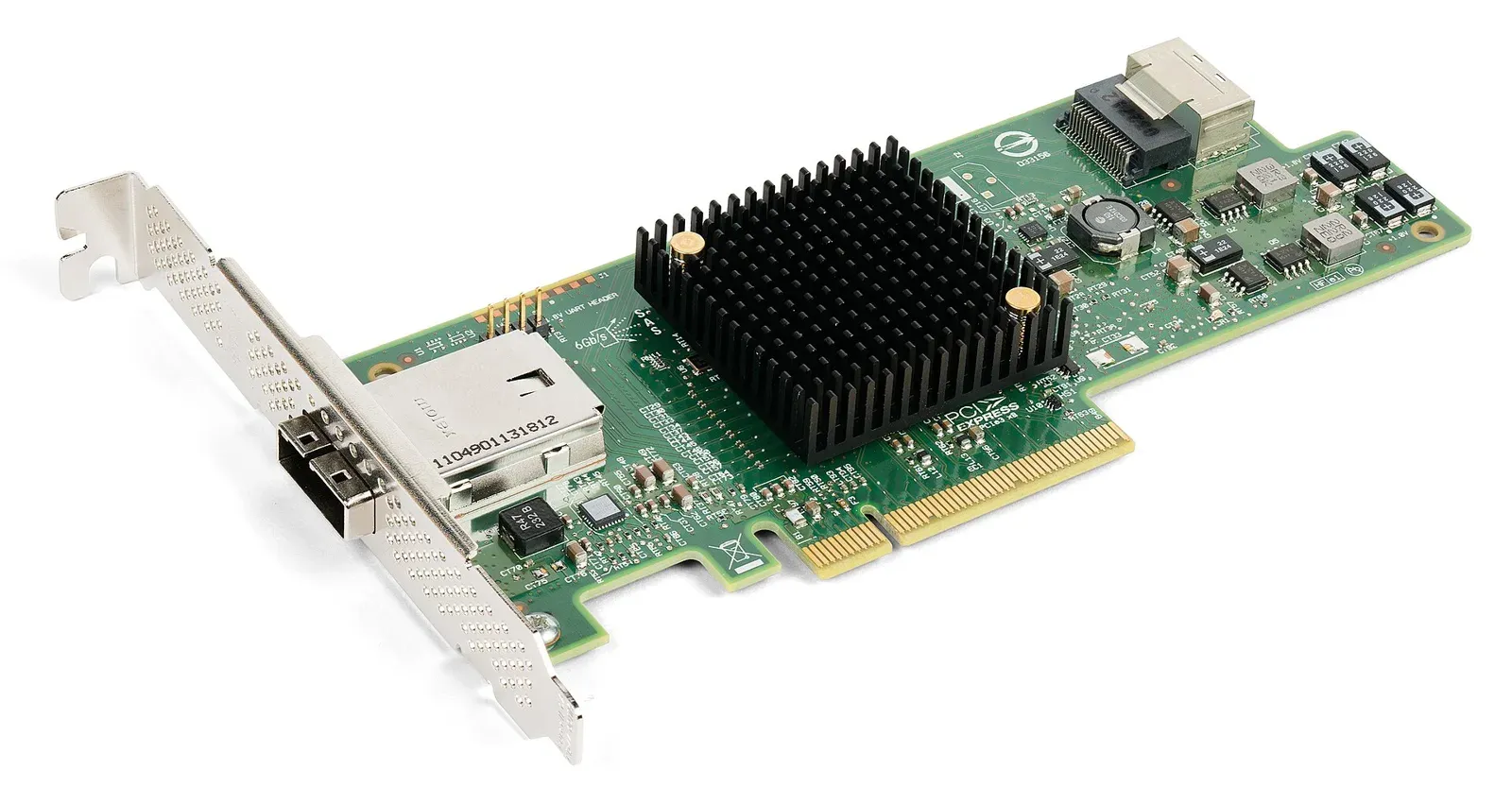 كرت LSI 9207-4i4e أخضر بمنفذ PCI Express، عليه مبدد حرارة أسود في الوسط، ومنفذ mini-SAS داخلي في الطرف الأيمن، ومنفذ mini-SAS خارجي على اللوحة المعدنية في اليسار