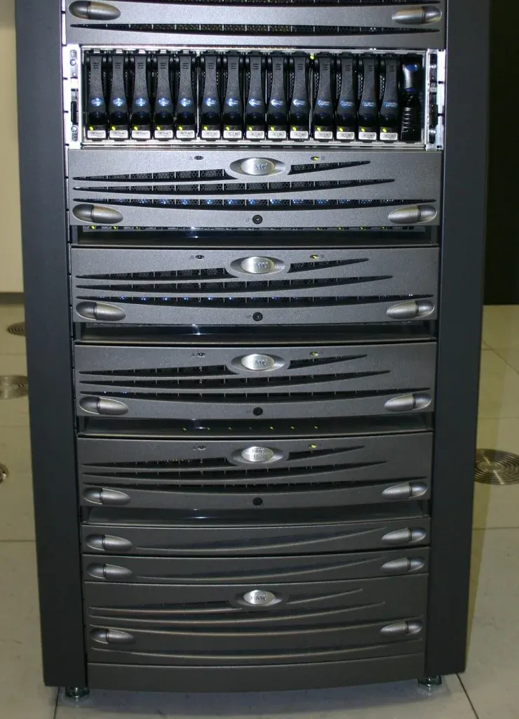 خزانة سوداء فيها مصفوفة تخزين EMC Clariion CX500، في أعلاها صف من خمسة عشر قرصاً في أدراج قابلة للسحب، وتحتها عدة وحدات بواجهات رمادية منحنية