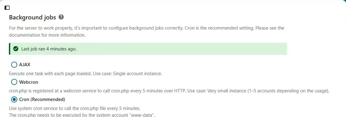 قسم Background jobs في الإعدادات الأساسية لـ Nextcloud يعرض رسالة خضراء Last job ran 4 minutes ago، والخيار Cron (Recommended) محدداً بدل AJAX وWebcron