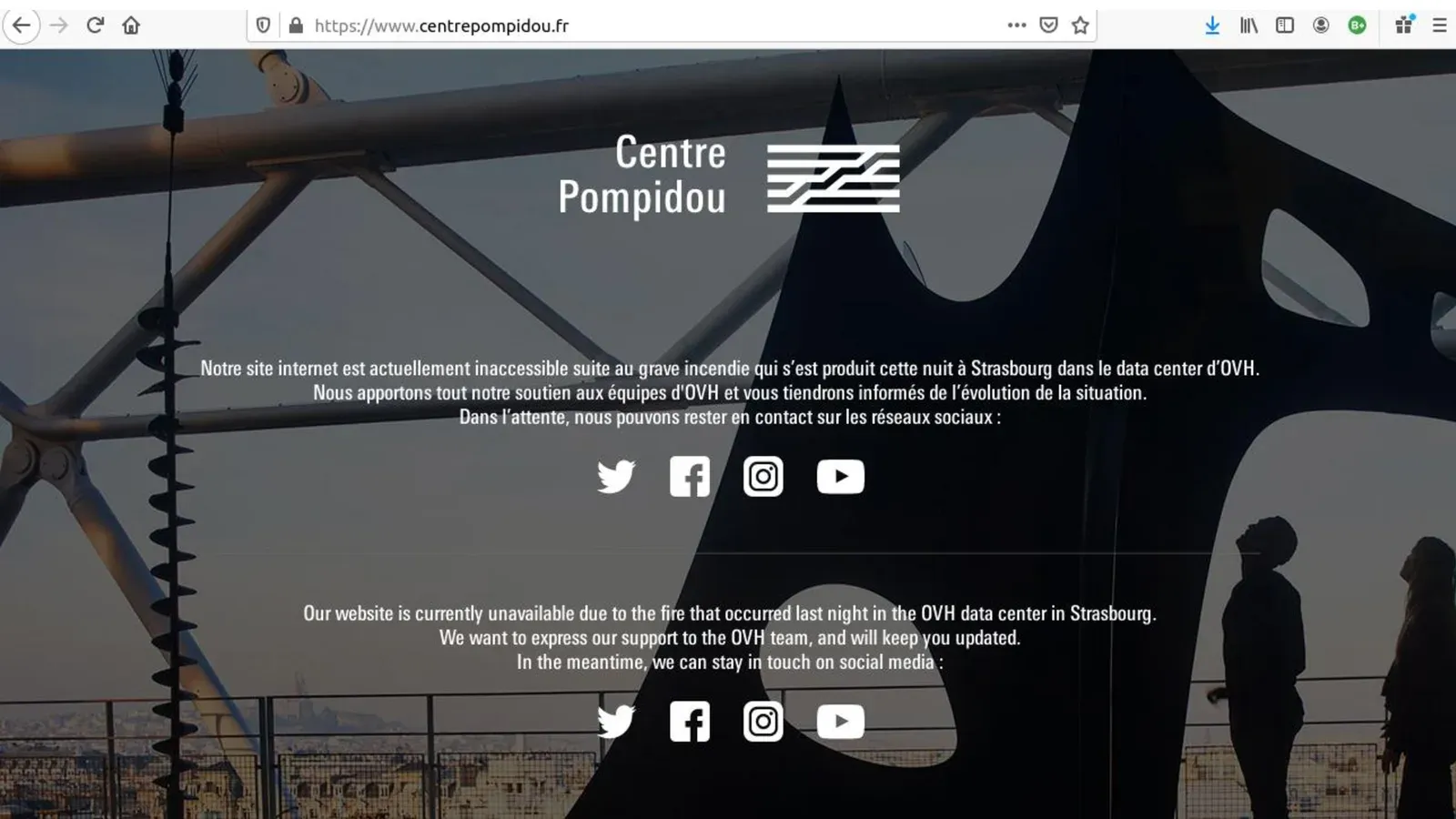لقطة شاشة لموقع Centre Pompidou في متصفح، وعليها رسالة بالفرنسية والإنجليزية تقول إن الموقع غير متاح بسبب الحريق الذي حدث الليلة الماضية في مركز بيانات OVH في ستراسبورغ، مع روابط لحساباتهم على الشبكات الاجتماعية