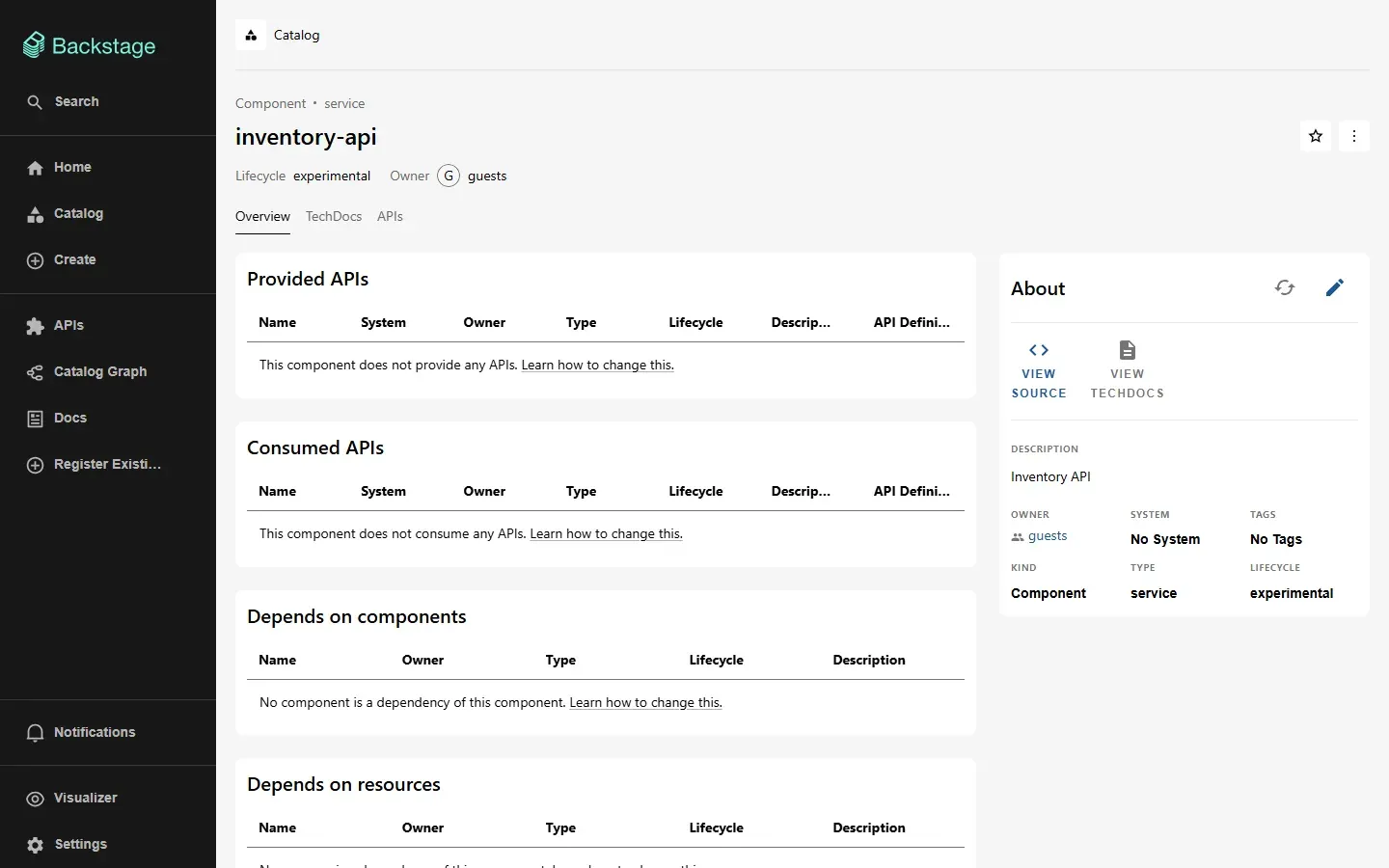 لقطة من Backstage لصفحة المكون inventory-api من نوع Component service، Lifecycle experimental وOwner guests، مع تبويبات Overview وTechDocs وAPIs، وأقسام Provided APIs وConsumed APIs وDepends on components، وبطاقة About فيها VIEW SOURCE وVIEW TECHDOCS والوصف Inventory API والمالك guests والنوع service
