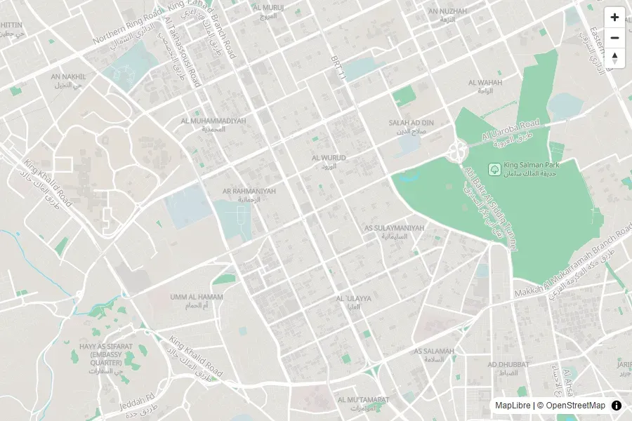 الخريطة نفسها بالإنجليزية: King Salman Park وKing Khalid Road وAl Wurud وAl Muhammadiyah وAs Sulaymaniyah، وتحت كل اسم إنجليزي الاسم العربي بخط أصغر