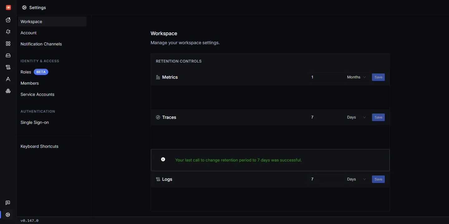 صفحة Settings ثم Workspace في SigNoz وفيها Retention Controls: Metrics شهر واحد، وTraces سبعة أيام مع رسالة نجاح تغيير الاحتفاظ إلى 7 أيام، وLogs سبعة أيام