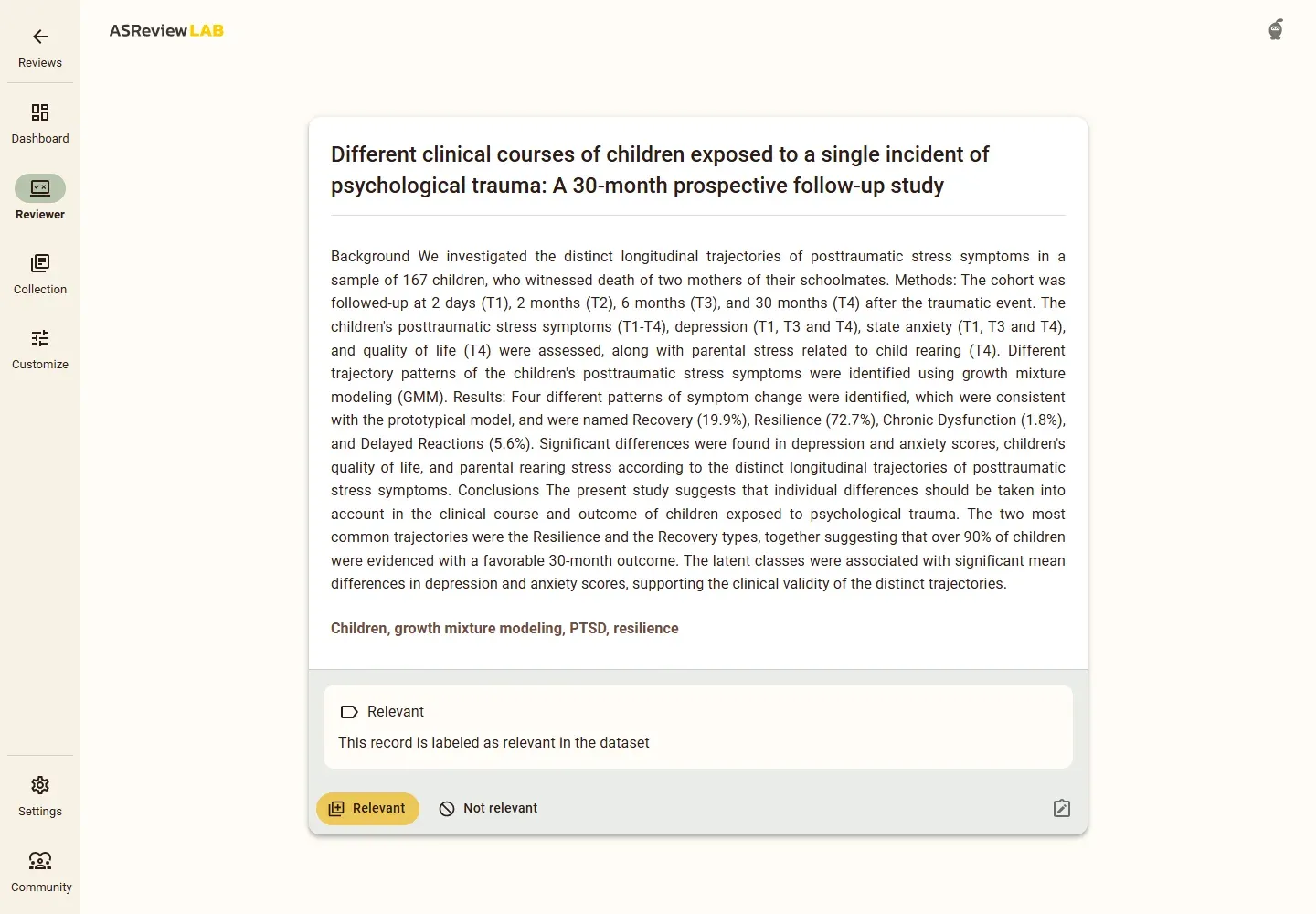 شاشة الفرز في ASReview LAB تعرض عنوان دراسة عن المسارات السريرية لأطفال تعرضوا لصدمة نفسية واحدة ومتابعتهم 30 شهراً، والملخص كاملاً، والكلمات المفتاحية، وتحتها تصنيف المجموعة Relevant، وزرا Relevant وNot relevant