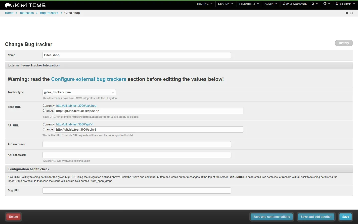 صفحة Change Bug tracker في إدارة Kiwi TCMS، الاسم Gitea shop، ونوع النظام gitea_tracker.Gitea، وBase URL هو http://git.lab.test:3000/qa/shop، وAPI URL هو http://git.lab.test:3000/api/v1، وحقل فحص الإعداد Bug URL في الأسفل