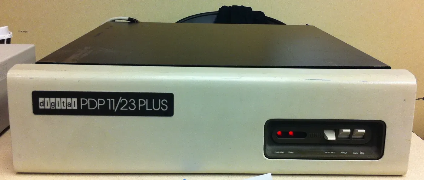 حاسب صغير بلون بيج مكتوب عليه digital PDP 11/23 PLUS وعلى واجهته مفاتيح RESTART وHALT ومصباحان أحمران