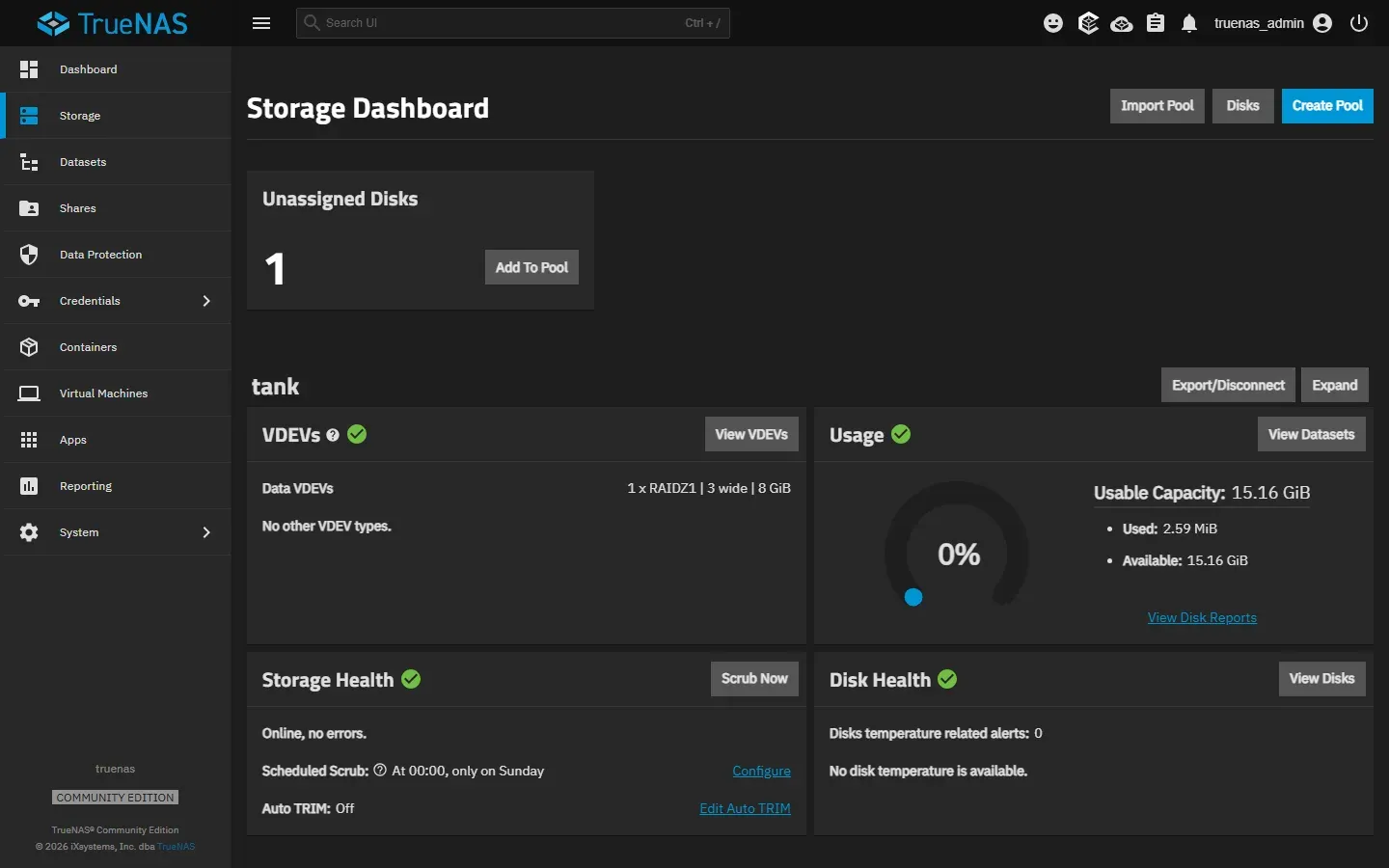 لوحة Storage Dashboard فيها Unassigned Disks بعدد 1، وال Pool اسمه tank: بطاقة VDEVs فيها 1 x RAIDZ1 | 3 wide | 8 GiB، وبطاقة Usage فيها Usable Capacity: 15.16 GiB بنسبة 0%، وبطاقة Storage Health فيها Online, no errors وScheduled Scrub: At 00:00, only on Sunday وAuto TRIM: Off، وبطاقة Disk Health
