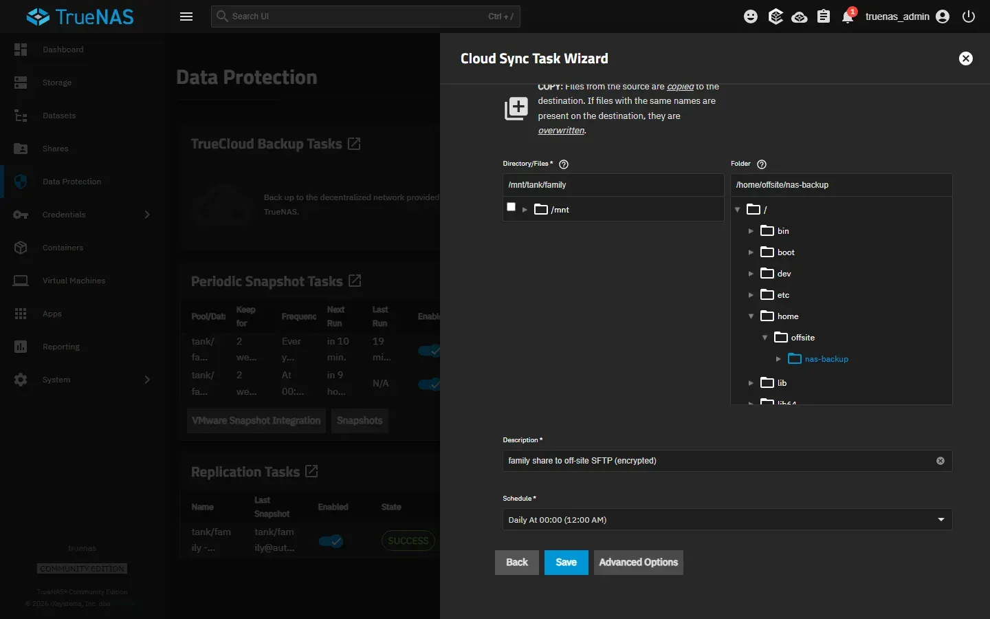 الخطوة What and When في Cloud Sync Task Wizard: شرح وضع COPY بأن الملفات تنسخ من المصدر إلى الوجهة وتستبدل الملفات بالأسماء نفسها، وDirectory/Files بقيمة /mnt/tank/family، وFolder بقيمة /home/offsite/nas-backup مع شجرة مجلدات السيرفر البعيد فيها home ثم offsite ثم nas-backup، والوصف family share to off-site SFTP (encrypted)، والجدول Daily At 00:00