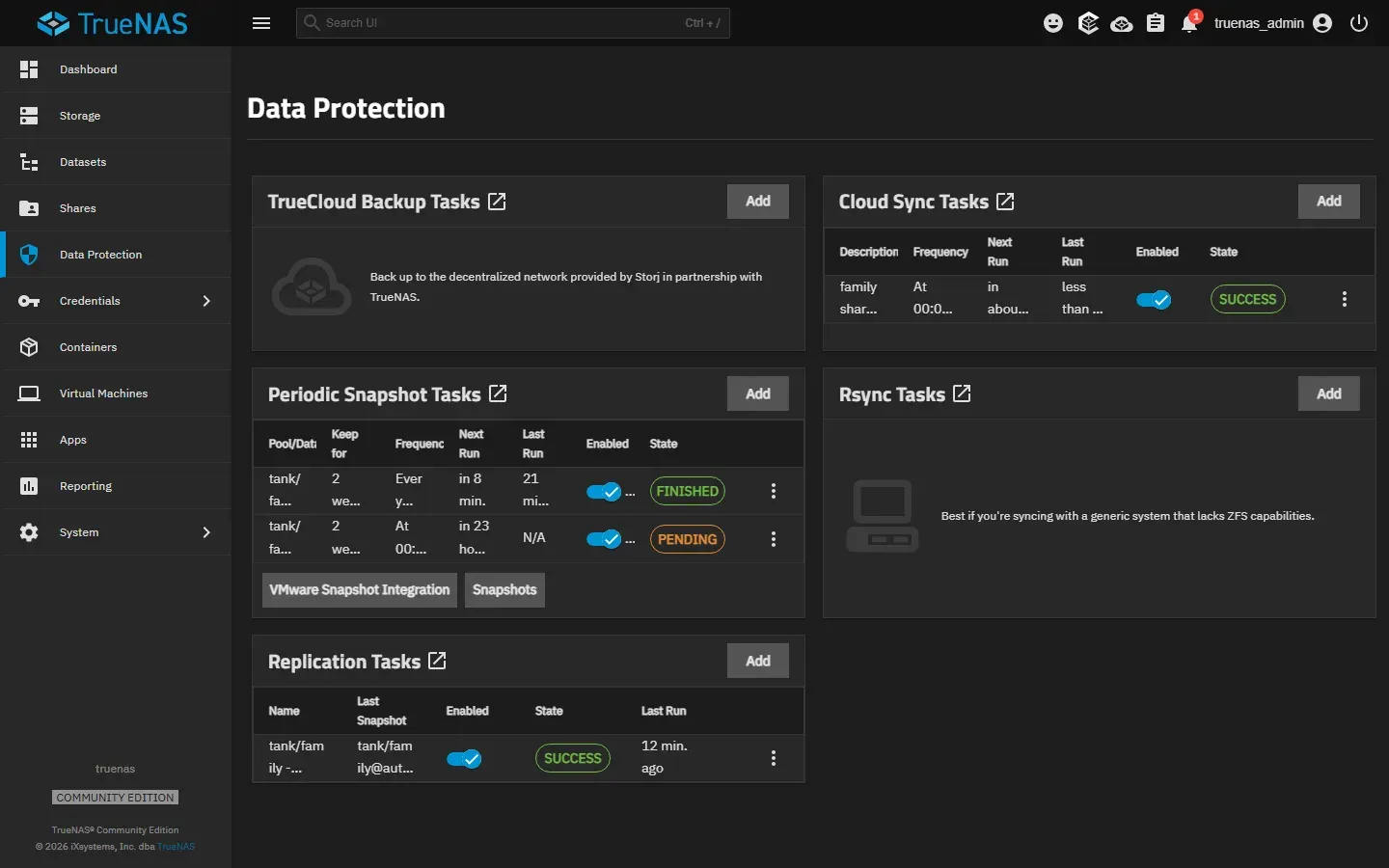 صفحة Data Protection: Cloud Sync Tasks فيها مهمة family بحالة SUCCESS، وPeriodic Snapshot Tasks فيها مهمتان على tank/family، الأولى كل ساعة بحالة FINISHED والثانية يومية بحالة PENDING، وReplication Tasks فيها tank/family - backup/family بحالة SUCCESS، وبطاقتا TrueCloud Backup Tasks وRsync Tasks فارغتان