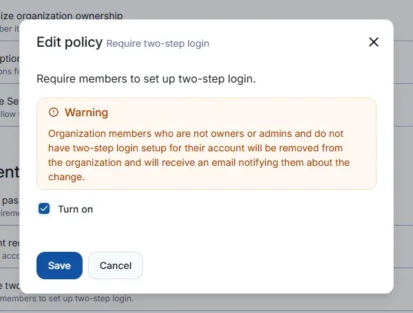 نافذة Edit policy لسياسة Require two-step login مع تحذير بأن الأعضاء الذين ليسوا مالكين أو مديرين ولم يفعلوا التحقق الثنائي سوف يزالون من المؤسسة ويصلهم بريد بذلك، وخانة Turn on مفعلة